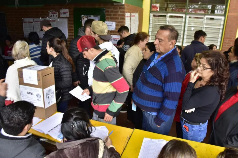 Elecciones 2019. Vecinos de Posadas ejerciendo su voto en uno de los centros de voatación