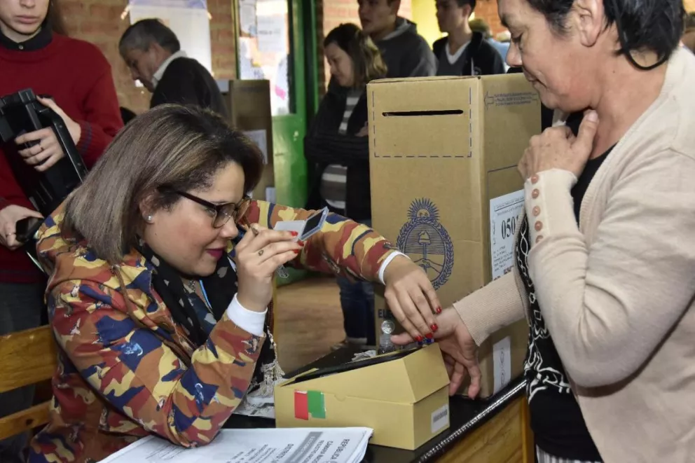 Elecciones 2019. Misioneros votando con control biométrico de identidad