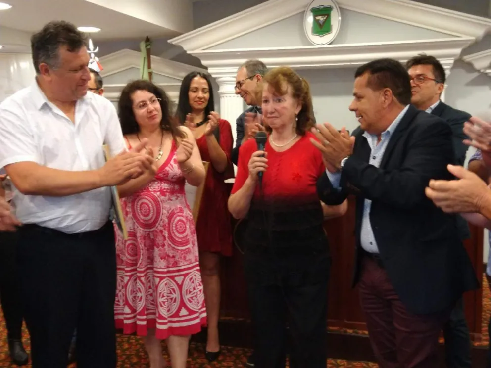 Otiliza Britez de Zarza recibiendo la condecoración que le otorgó el Concejo Deliberante de Puerto Iguazú