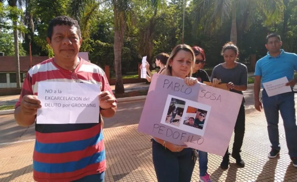 Grooming en Iguazú: Pegatinas para exigir celeridad a la justicia 