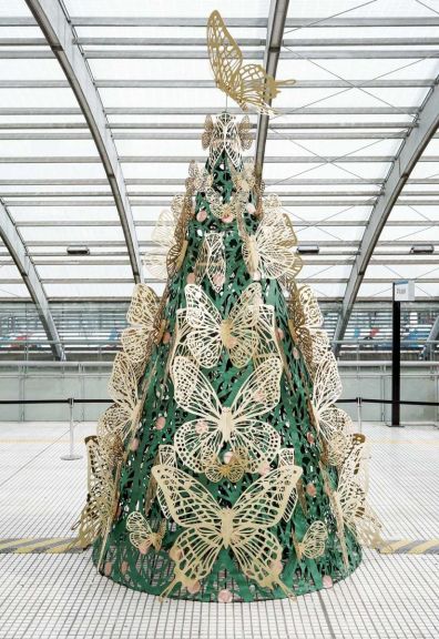 El árbol emplazado en la estación. El árbol emplazado en la estación.
