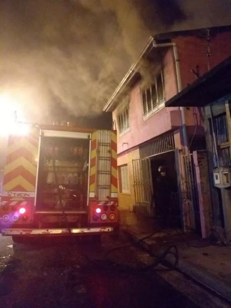 Bomberos sofocaron llamas de un incendio en Villa Blosset