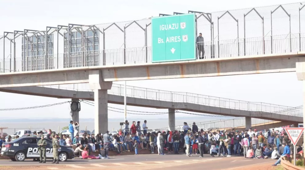 Tareferos protestan en la zona del puente internacional de Posadas