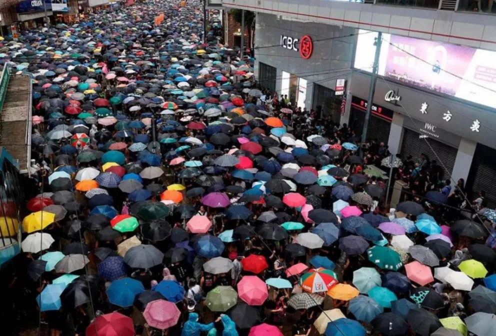 "La marcha de los paraguas" en Hong Kong: una multitud protestó tras las amenazas de China