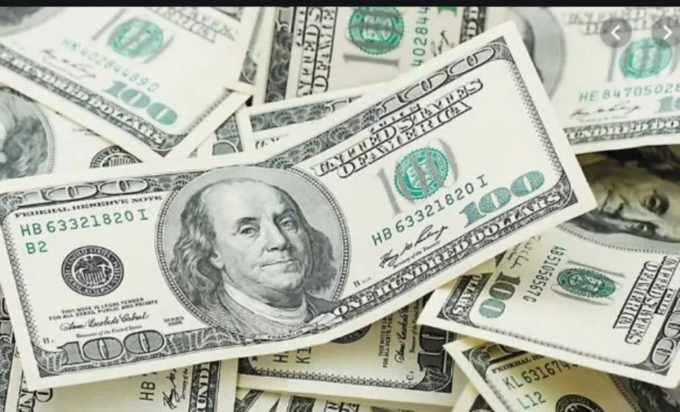 Dólar hoy: la divisa vuelve a bajar y se acomoda debajo de los $43