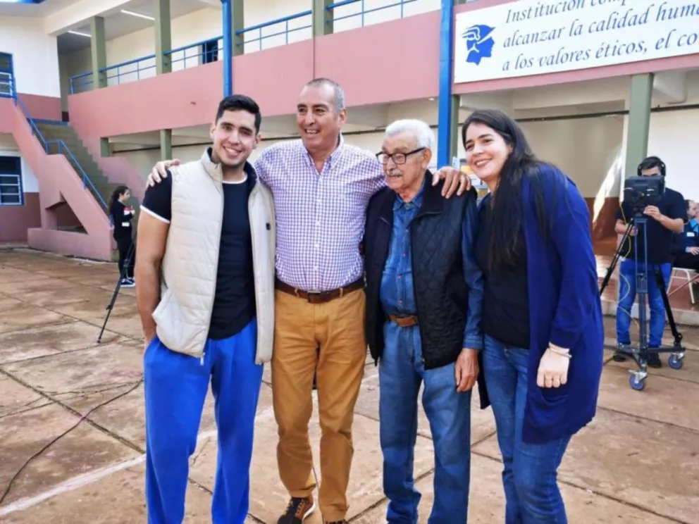 Erme Aguirre (centro) junto a su hijo Norberto, en la última elección provincial en Eldorado