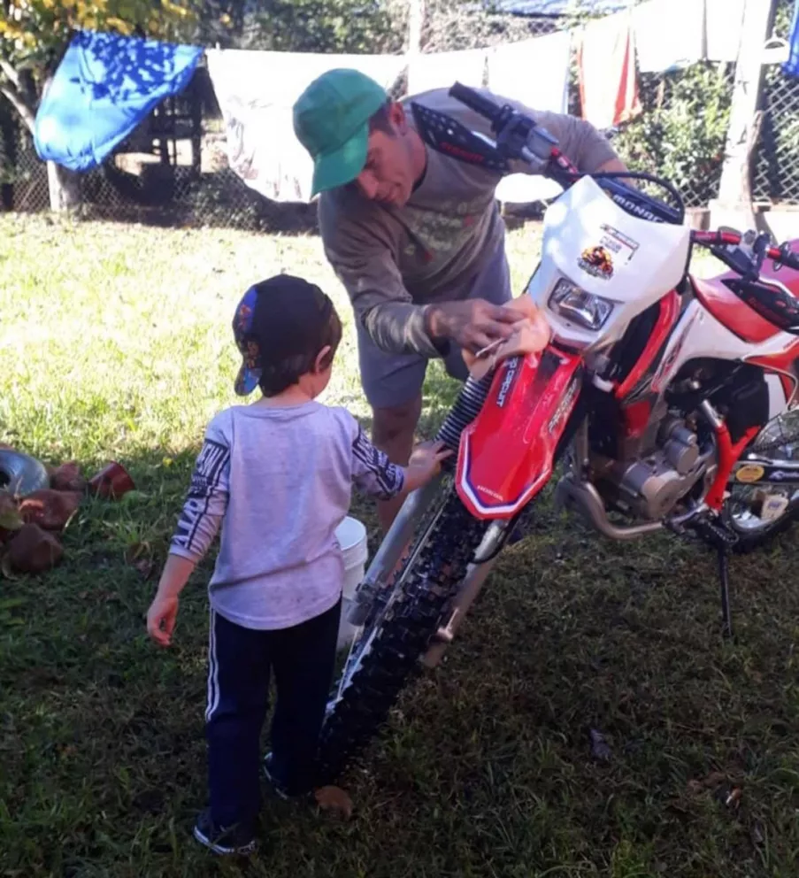 Wilson Caneppele le transmite su pasión por las motos a su hijo de 3 años.