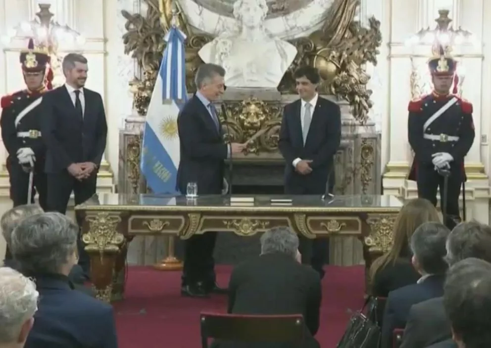 Mauricio Macri le toma juramento a Hernán Lacunza como ministro de Hacienda