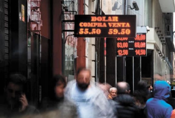 Consultoras alertan por riesgo de default y salto inflacionario Consultoras alertan por riesgo de default y salto inflacionario
