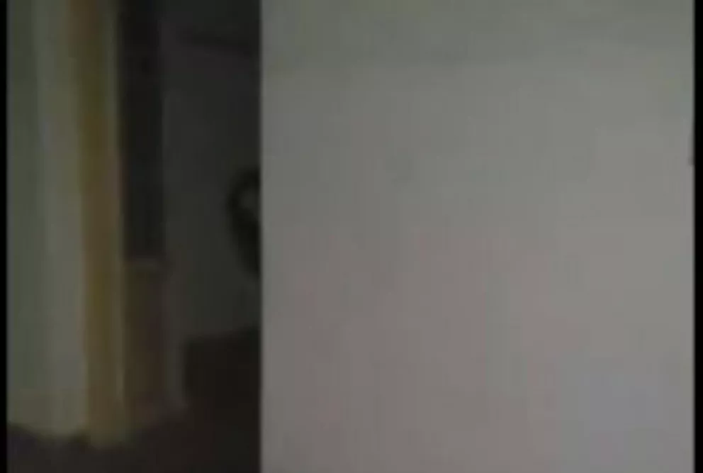 En el video se ve la silueta de lo que sería una mujer asomandosé por una puerta