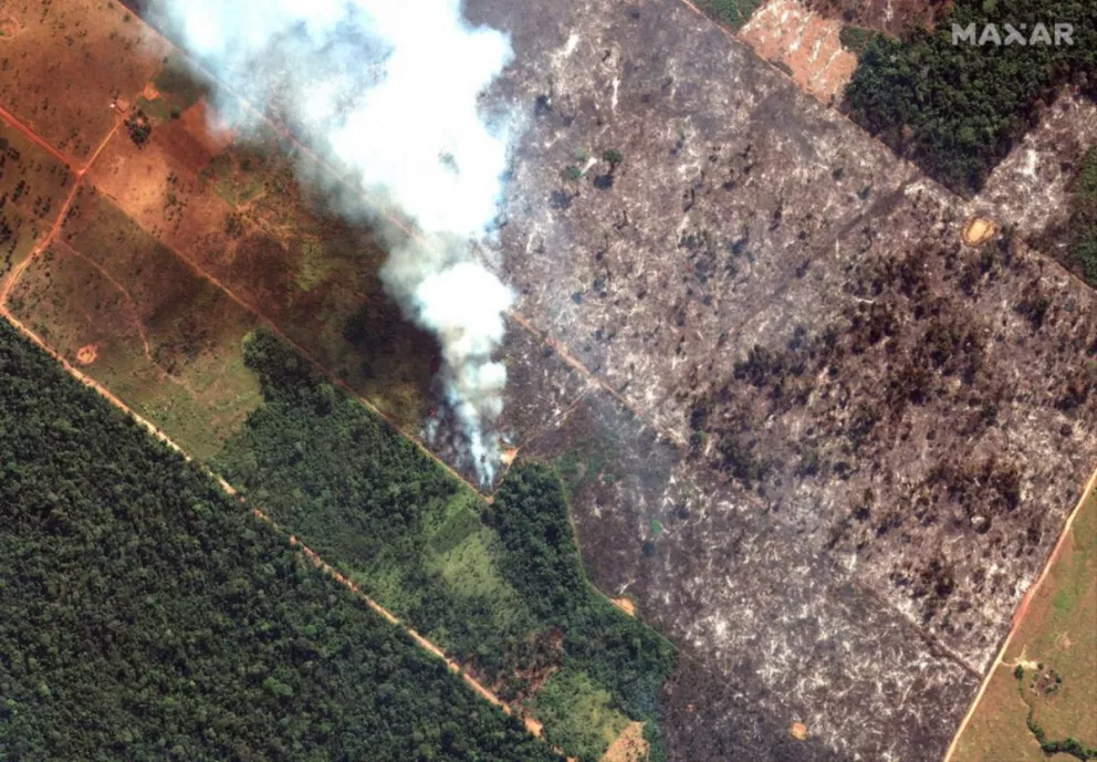 Esta imagen satelital del 15 de agosto de 2019 de Maxar Technologies muestra una vista de cerca de un incendio al suroeste de Porto Velho, Brasil.