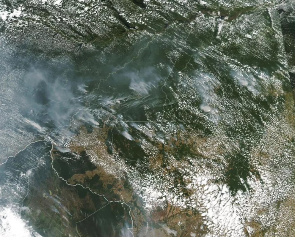 Los mapas satelitales muestran grandes columnas de humo sobre la zona del Amazonas