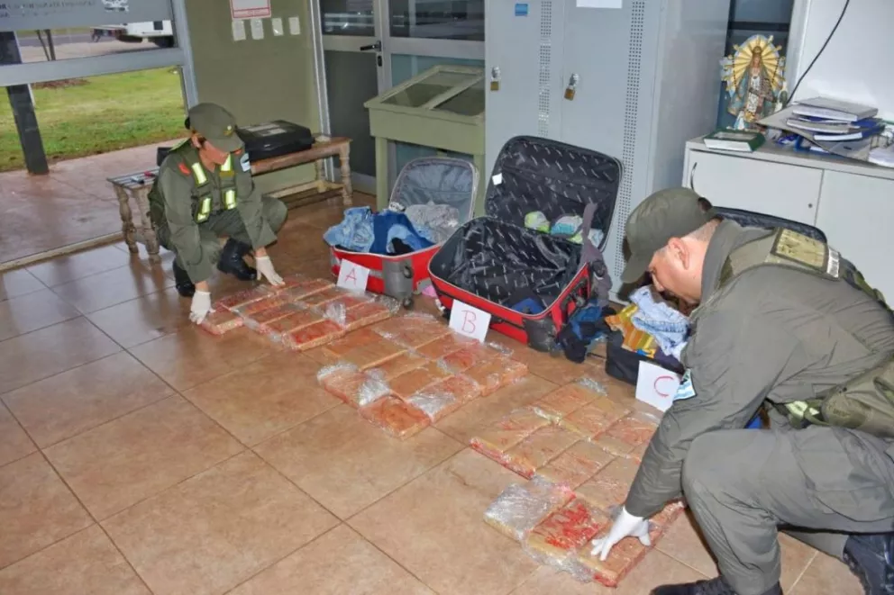 Gendarmería secuestro otras valijas con 34 kilos de marihuana en el arco de Posadas