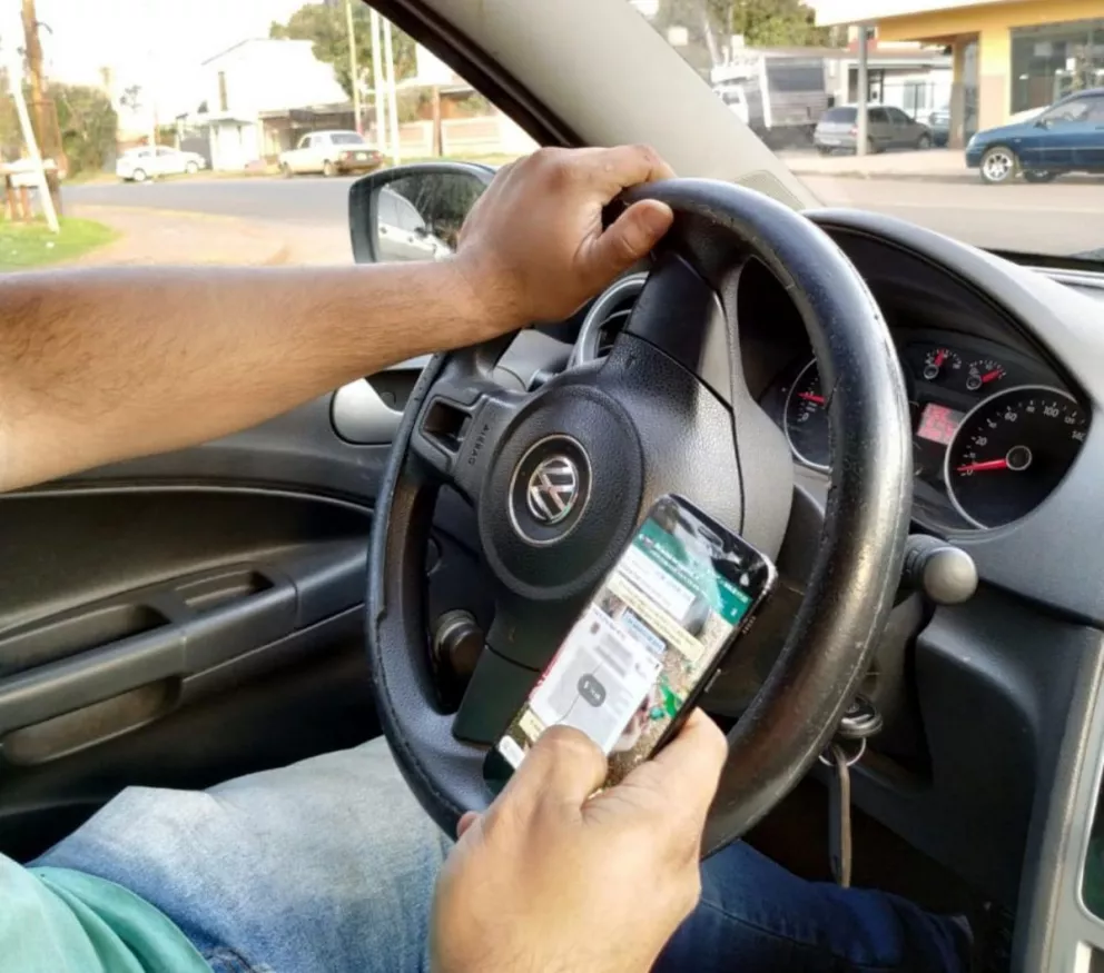 Las multas por conducir con el celular llegan a los 47 mil pesos