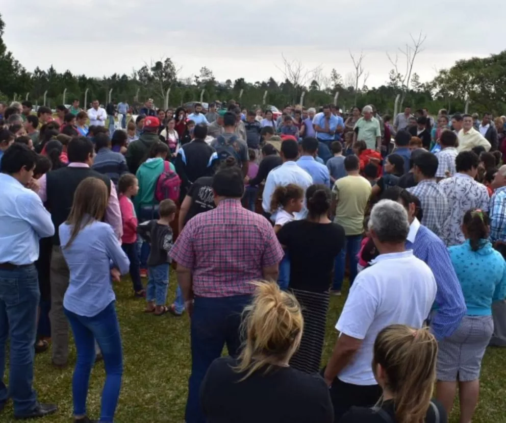 Femicidio múltiple en San Pedro: una multitud acompañó el entierro de Raquel, Jefferson y Thiago