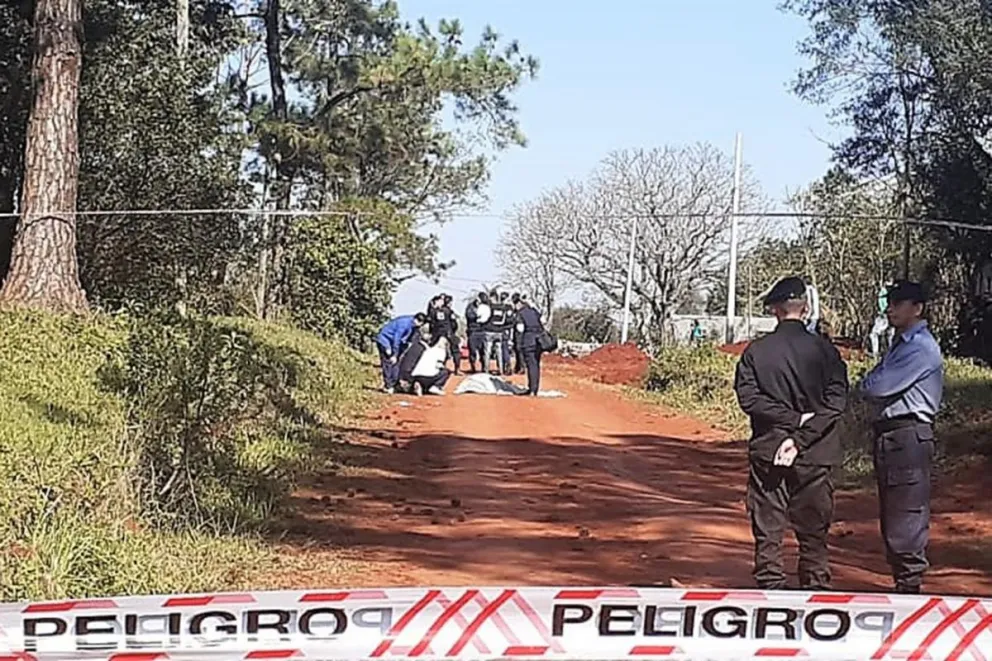El joven fue hallado muerto en una calle de tierra frente a la Escuela de Comercio. 10.