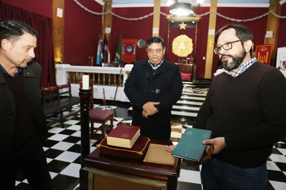 Detrás de las columnas