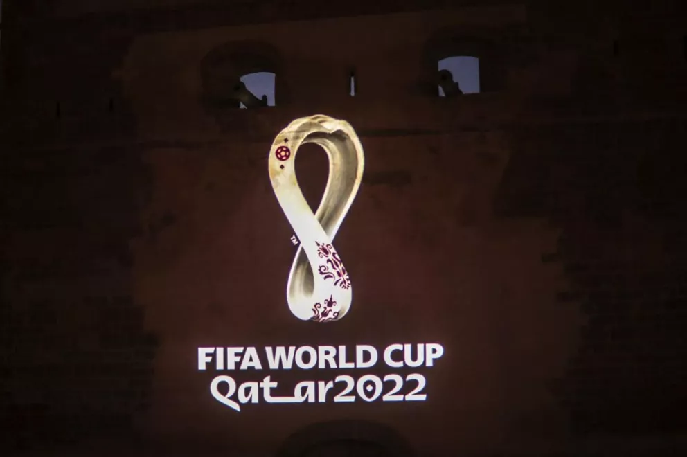 El logotipo del Mundial de 2022 en Qatar se proyecta en la Kasbah de Oudayas, en Marruecos.