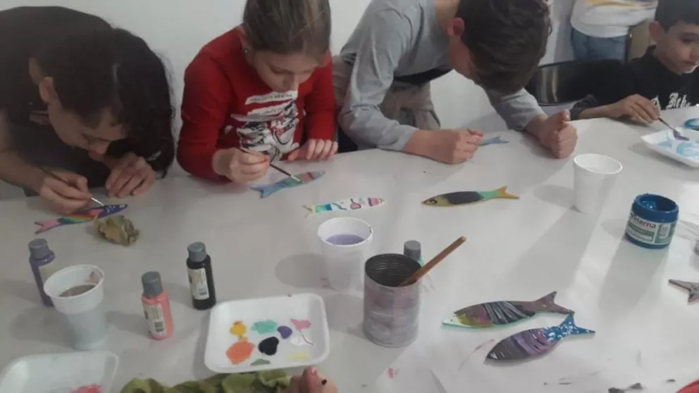 Los chicos pintan sardinas en la casa de la colectividad portuguesa en Oberá