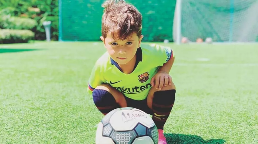Mateo Messi cumplió 4 años y  los festejó imitando a su papá