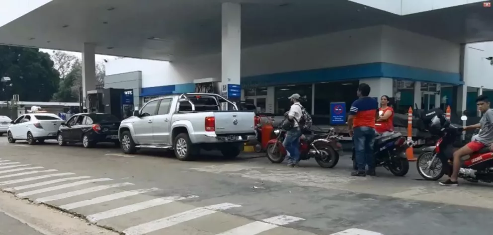Largas colas de autos en Ituzaingó para cargar combustible