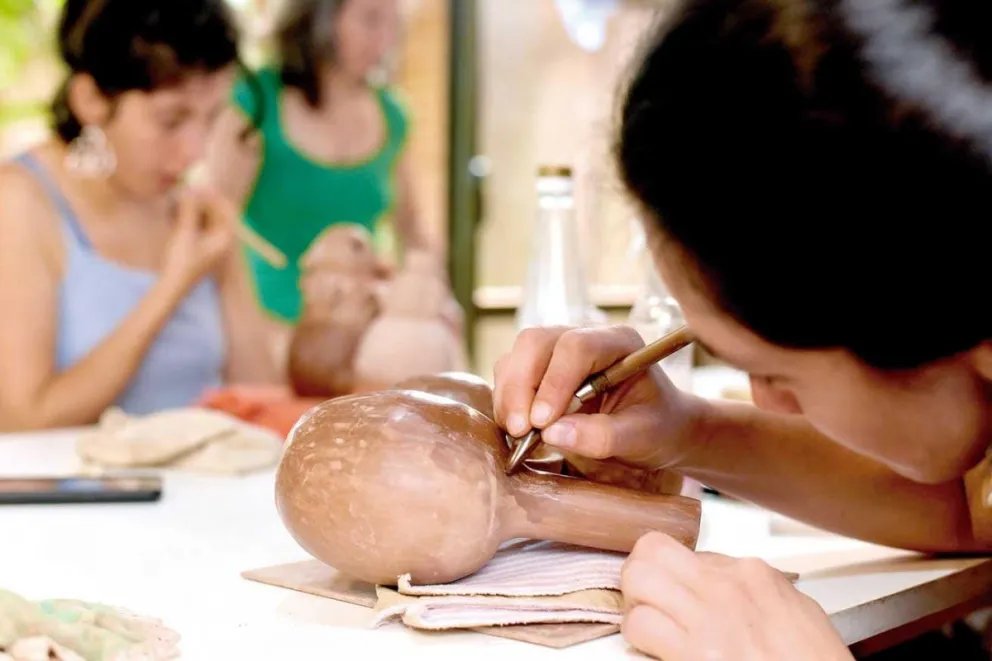Trabajo de bruñido con piedra, una técnica artesanal.