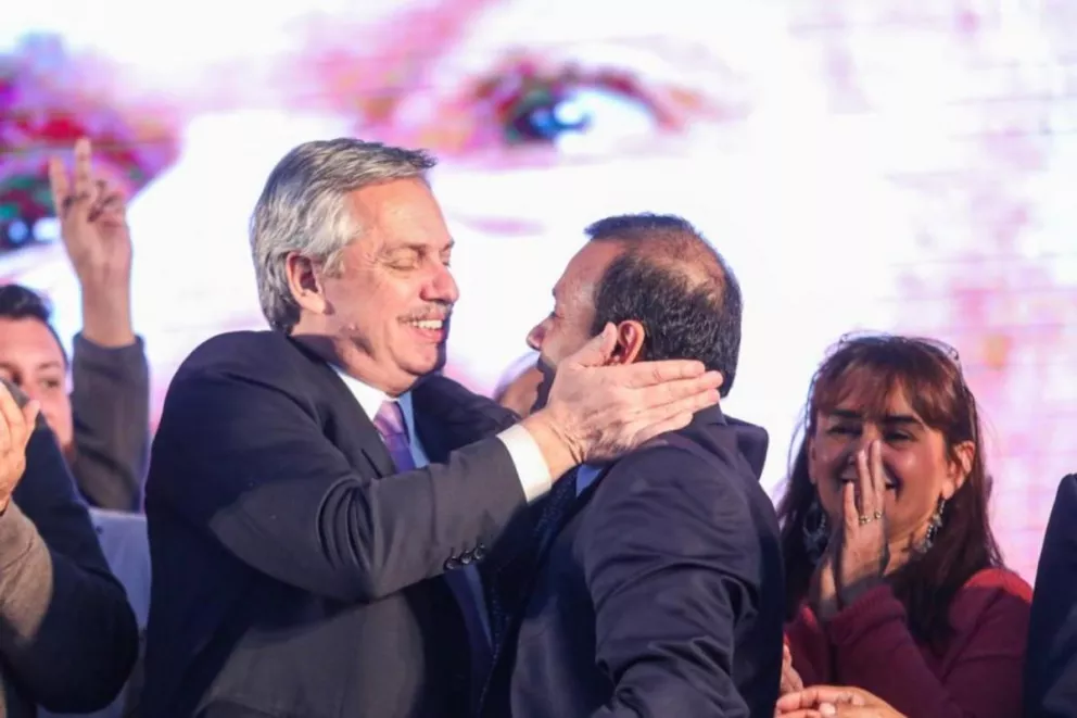 Alberto Fernández saluda a Oscar Herrera Ahuad durante el acto que compartieron en Tucumán