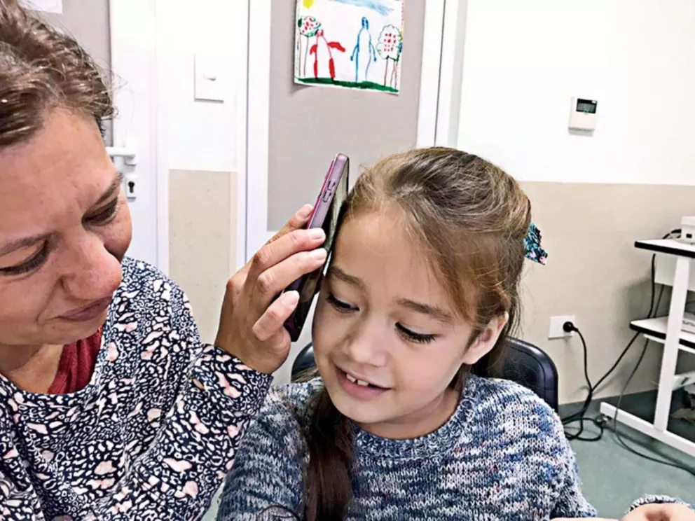 Tras implante coclear, dos niñas oyeron por primera vez 