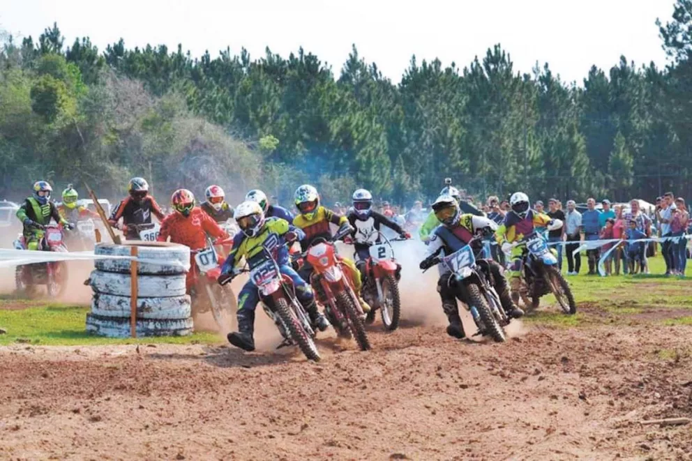 Más de 70 motos y cuatriciclos fueron protagonistas de la quinta fecha del Campeonato de Súper Enduro Cross Misionero en la localidad de Arroyo del Medio