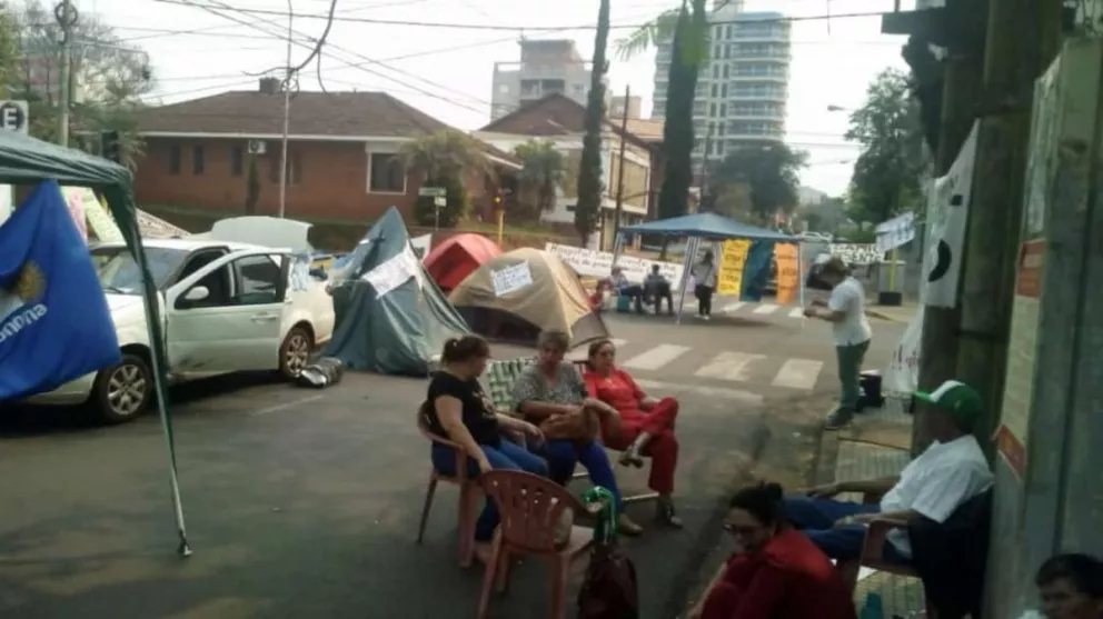 Trabajadores de ATE mantienen cerrado el paso sobre la calle Tucumán a la altura del Ministerio de Salud