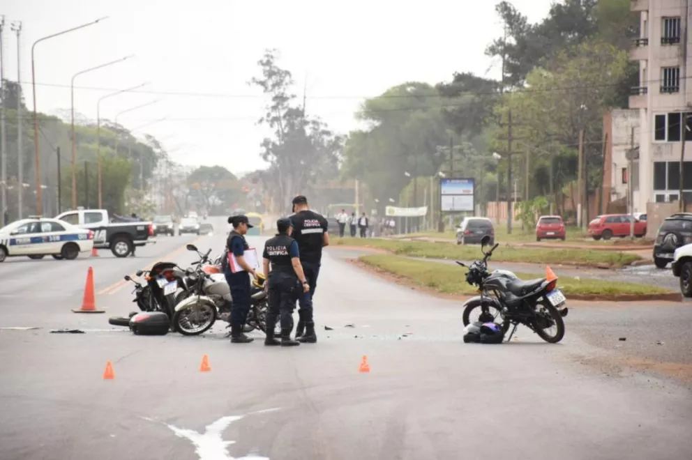 Accidente de motos contra una traffic frente al Campus de la UNaM en Miguel Lanús