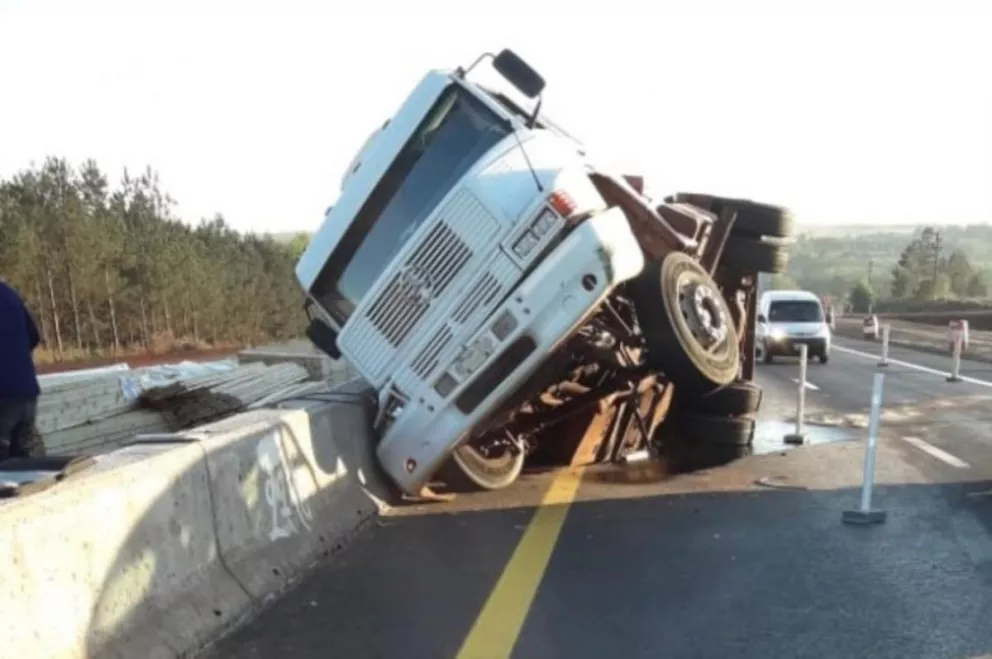 Candelaria: camión con acoplado despistó y volcó su cargamento en la autovía 