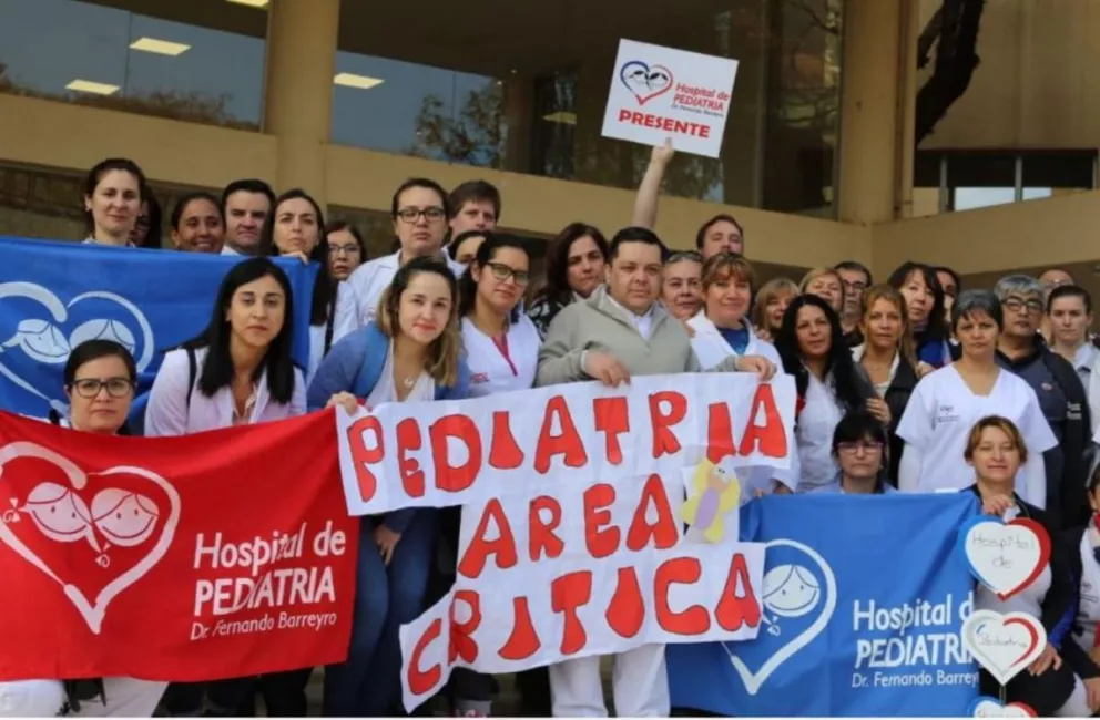 Trabajadores de Salud Pública realizaron abrazo solidario en el Pediátrico