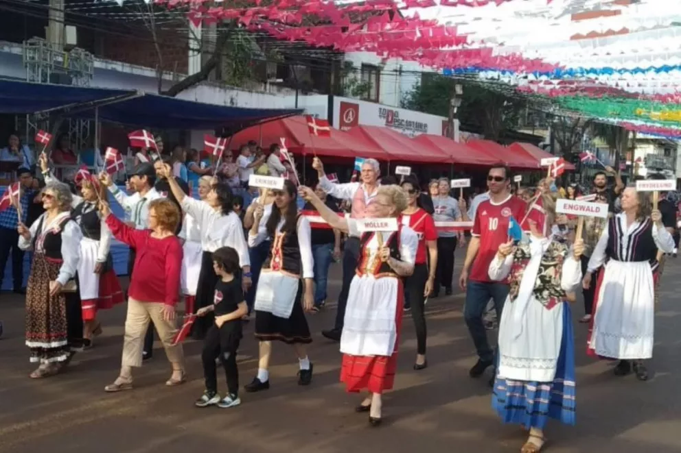 El desfile “Paseo de los Inmigrantes” brindó un gran show por calles de Eldorado