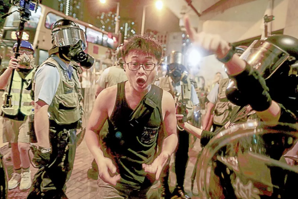 Se agravan protestas en Hong Kong y China envía tropas