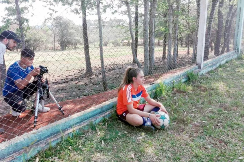 Una muchacha que desafía la mirada de su padre y decide dedicarse a jugar al fútbol.
