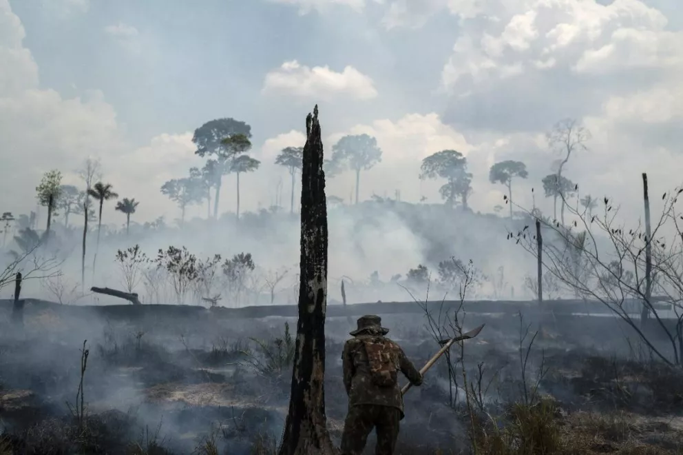 Un soldado brasileño apaga un incendio en la región de Nova Fronteira, en Novo Progresso, Brasil, el martes 3 de septiembre de 2019