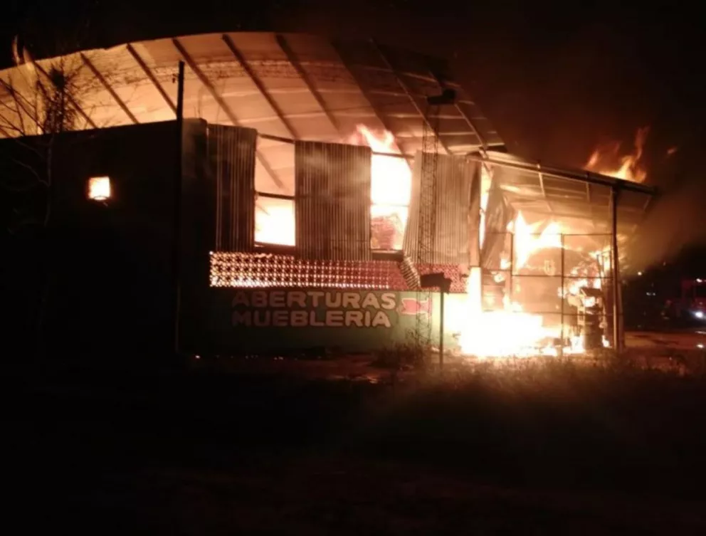 Un gran incendio afectó a una maderera en Posadas