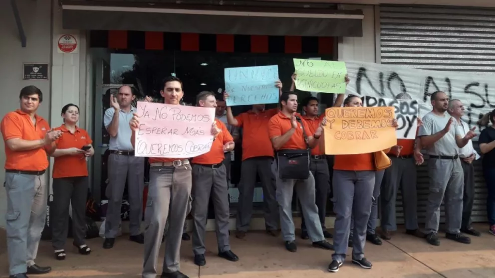 Trabajadores de Ribeiro protestan en las puertas del local de Oberá