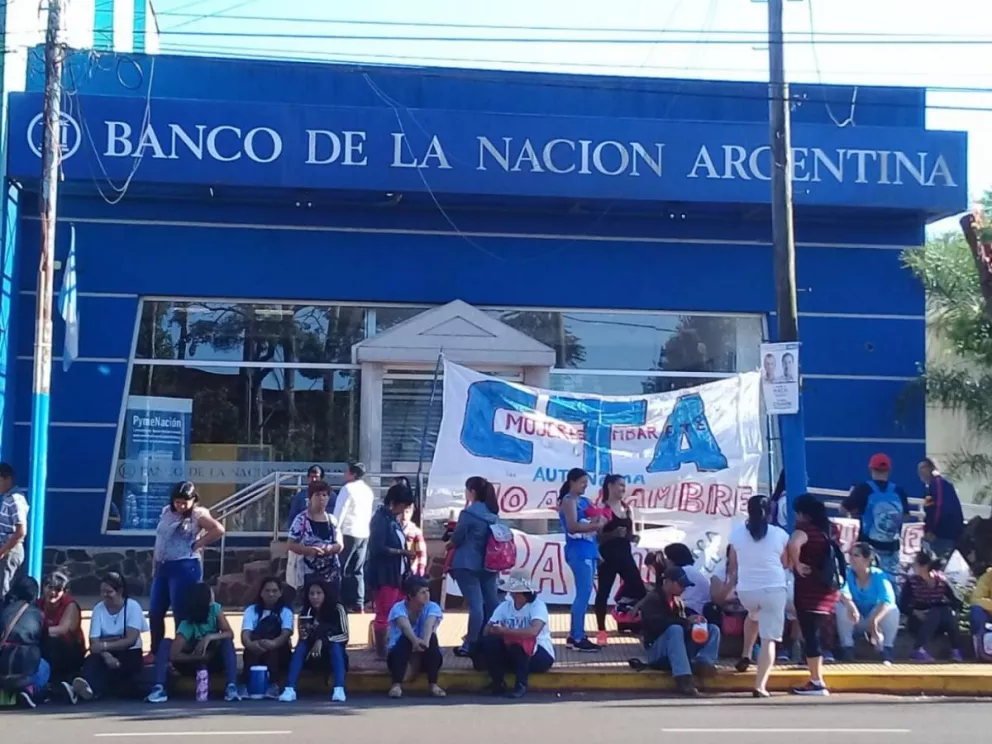 Tareferos frenet a la sede del Banco Nación en la localidad de Montecarlo