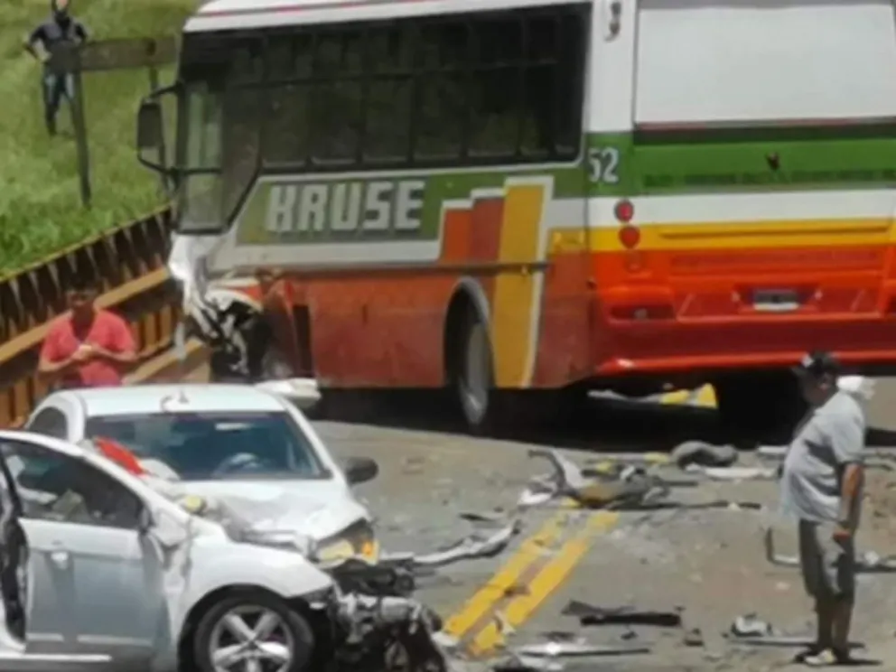 Los dos automóviles se llevaron la peor parte en el triple choque del puente Itacuruzú