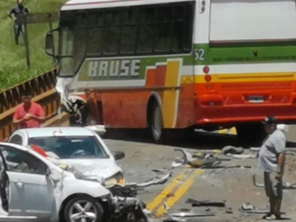 Los dos automóviles se llevaron la peor parte en el triple choque del puente Itacuruzú Los dos automóviles se llevaron la peor parte en el triple choque del puente Itacuruzú