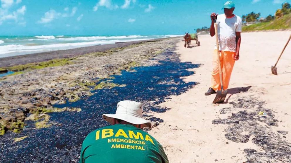 Derrame de petróleo afecta a más de 140 playas