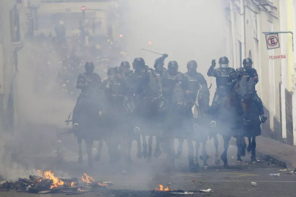 La Policía de Ecuador, a caballo, enfrentando a manifestantes en las calles de Quito