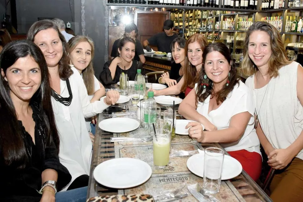 Laura Sosa y Laura Gadea (segunda y tercera desde la derecha) celebraron su cumpleaños con amigas.