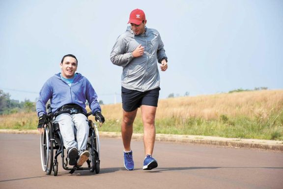 El joven de 16 años padece cuadriparesia espástica y se prepara -junto a su entrenador- para su primera carrera, este sábado, en El Brete. El joven de 16 años padece cuadriparesia espástica y se prepara -junto a su entrenador- para su primera carrera, este sábado, en El Brete.