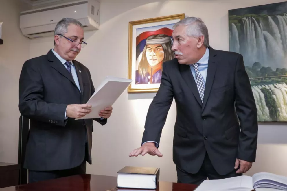 Daniel Hassan jurando como Contador General de Misiones ante el gobernador Hugo Passalacqua