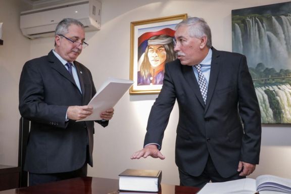 Daniel Hassan jurando como Contador General de Misiones ante el gobernador Hugo Passalacqua Daniel Hassan jurando como Contador General de Misiones ante el gobernador Hugo Passalacqua