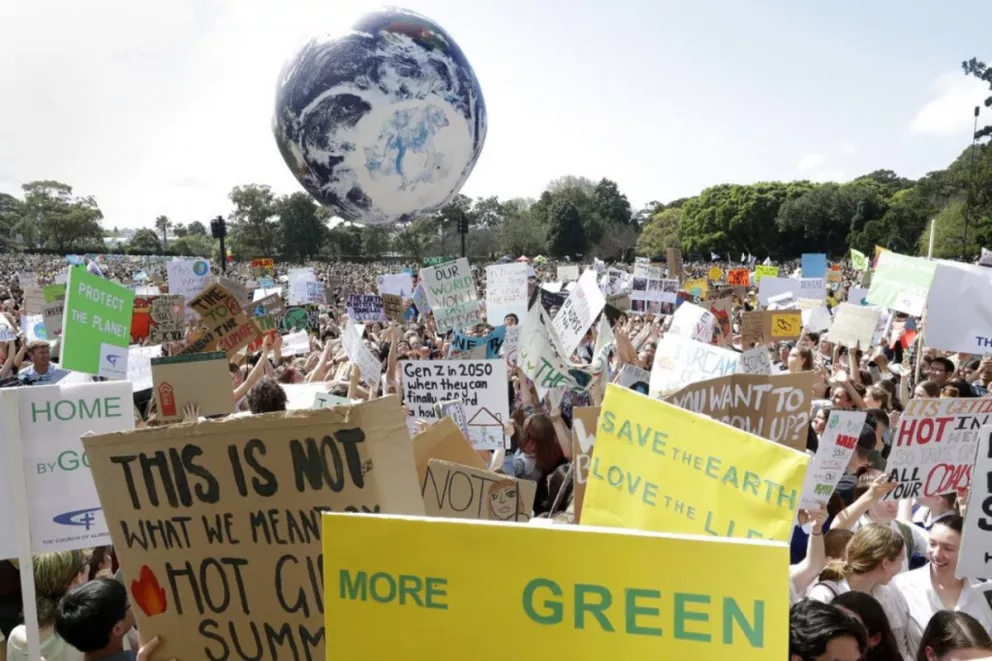 Un gran globo que simula la Tierra rebota en una protesta contra el cambio climático, en Sydney, Australia.