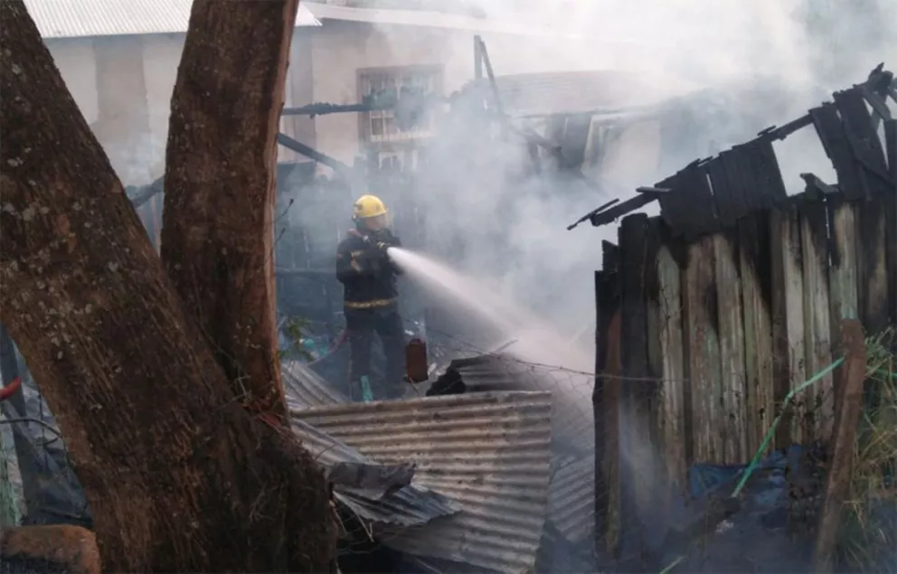Un familia se quedó en la calle tras el incendio de su casa